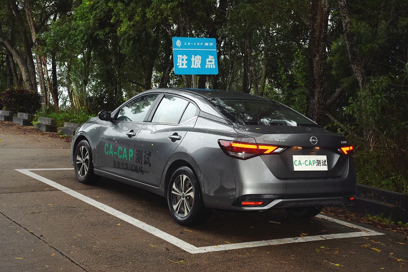 轩逸半坡驻车.jpg